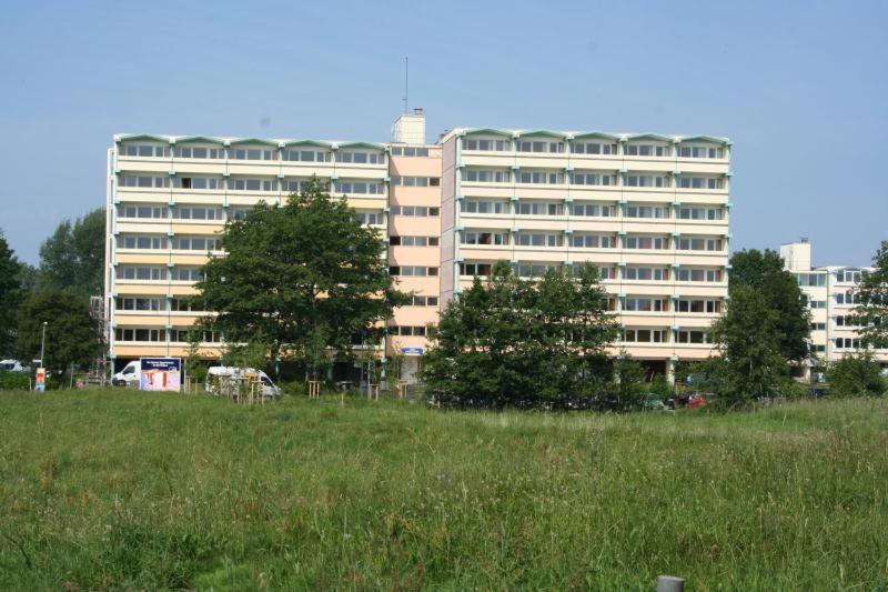 布拉希里恩Ferienwohnung E623 für 2-4 Personen an der Ostsee的草地前面的大建筑