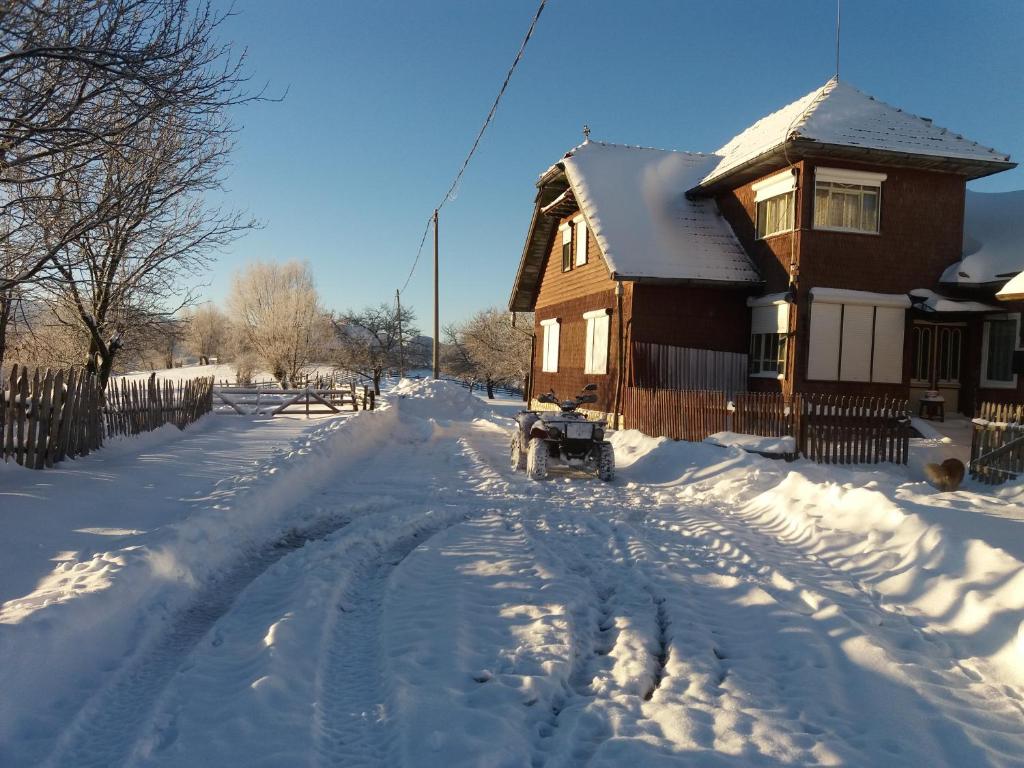 默古拉Casa Claudiu的房屋前有雪覆盖的道路