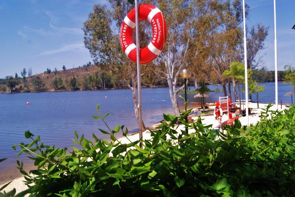 米诺斯-德-多米诺斯casa da Aldeia的湖岸上的红白生物保护器