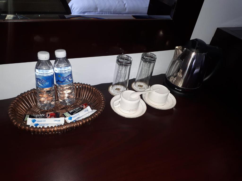 奥隆阿波苏比克湾景钻石酒店的一张桌子,上面放着一个装有水瓶和水杯的托盘