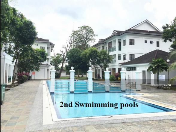 新山Polo Park Resort Condominium的房屋前的游泳池