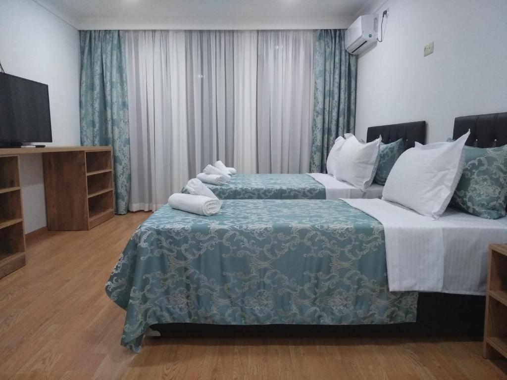 巴统思维里巴图米酒店的酒店客房设有两张床和一台平面电视。