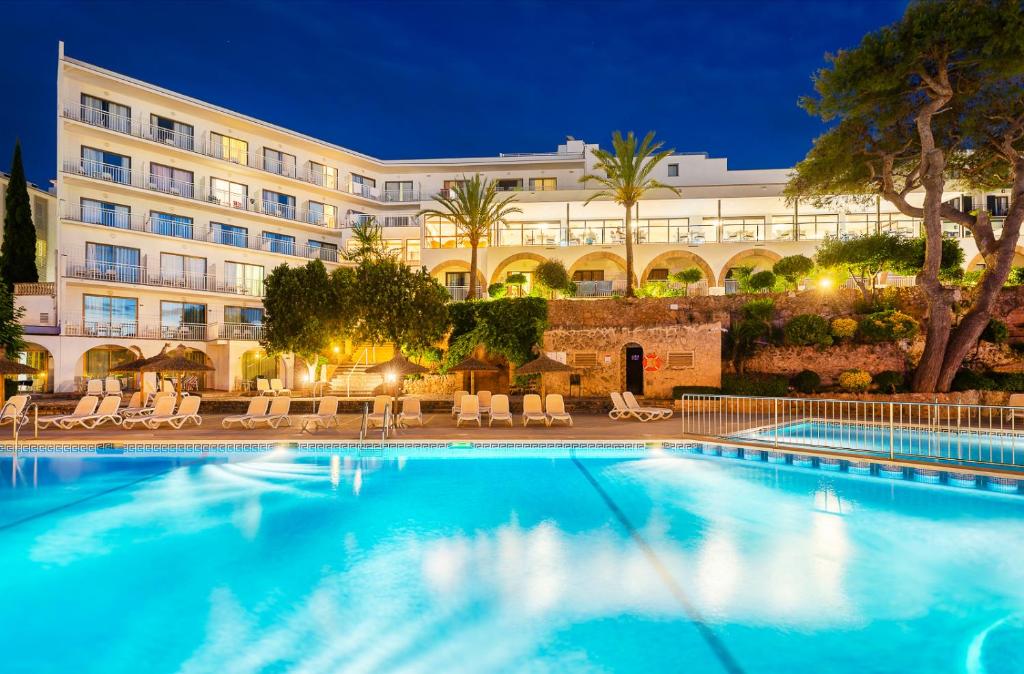 圣蓬萨Hotel Casablanca的夜间在酒店前的游泳池