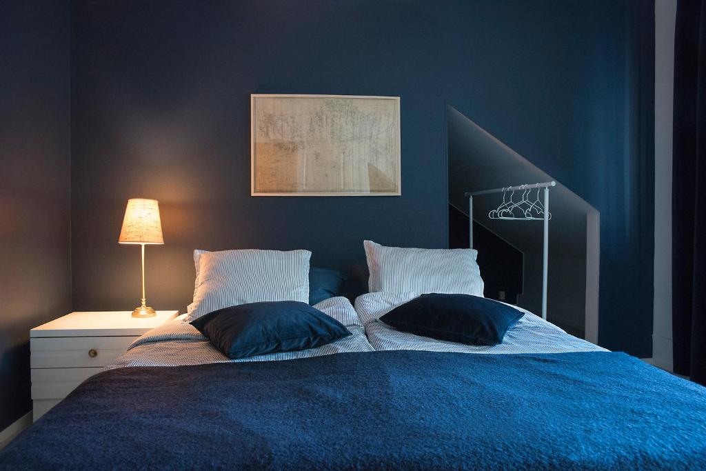 库奥皮奥Boutique hotel Sawohouse的蓝色卧室 - 带2个枕头和床