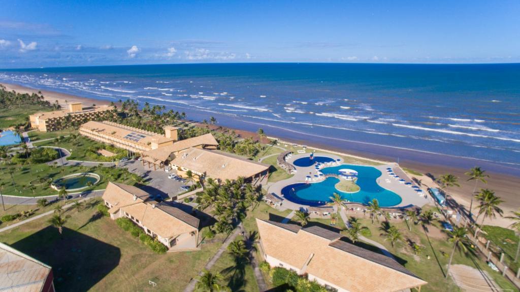 阿拉卡茹Makai Resort All Inclusive Convention Aracaju的享有度假胜地和海滩的空中景致
