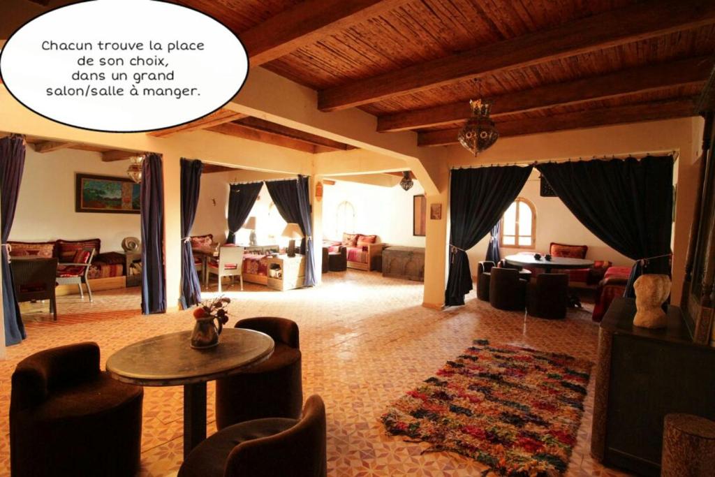 Tagherat AnekrimGîte Village Paradise Valley的客厅配有沙发和桌子