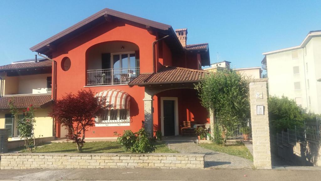 塞拉瓦莱·斯克里维亚B&b la valletta的带阳台的橙色房子