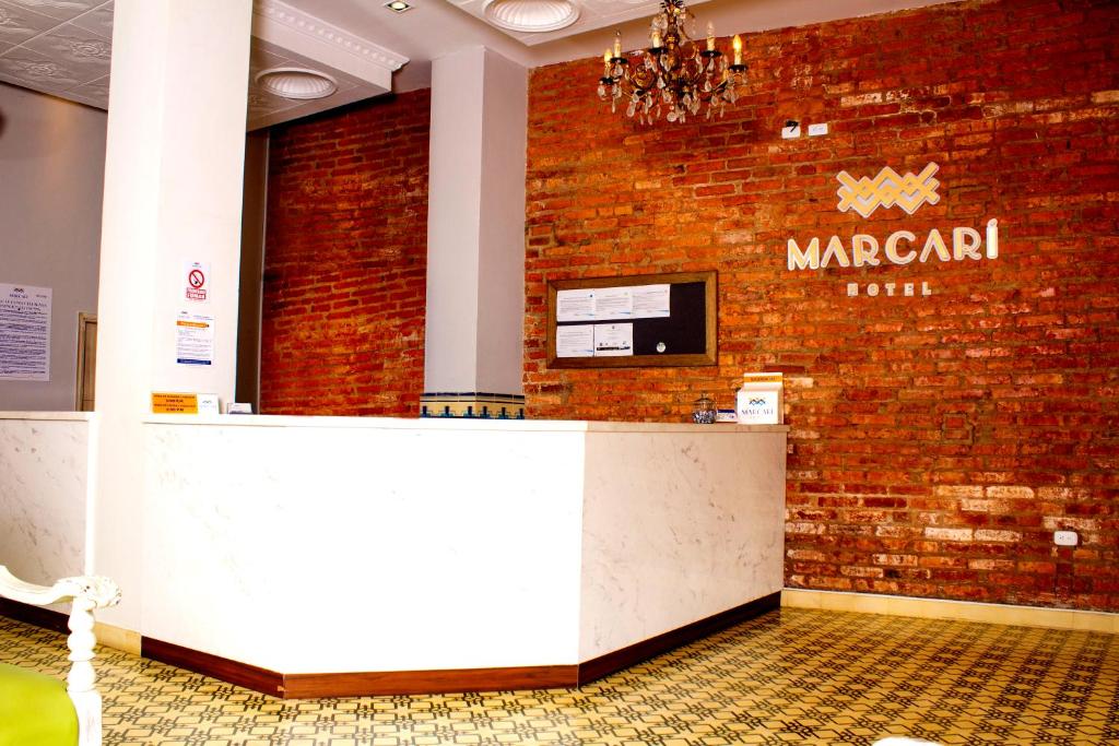 巴兰基亚Hotel Med Centro - Marcari的砖墙房间的柜台