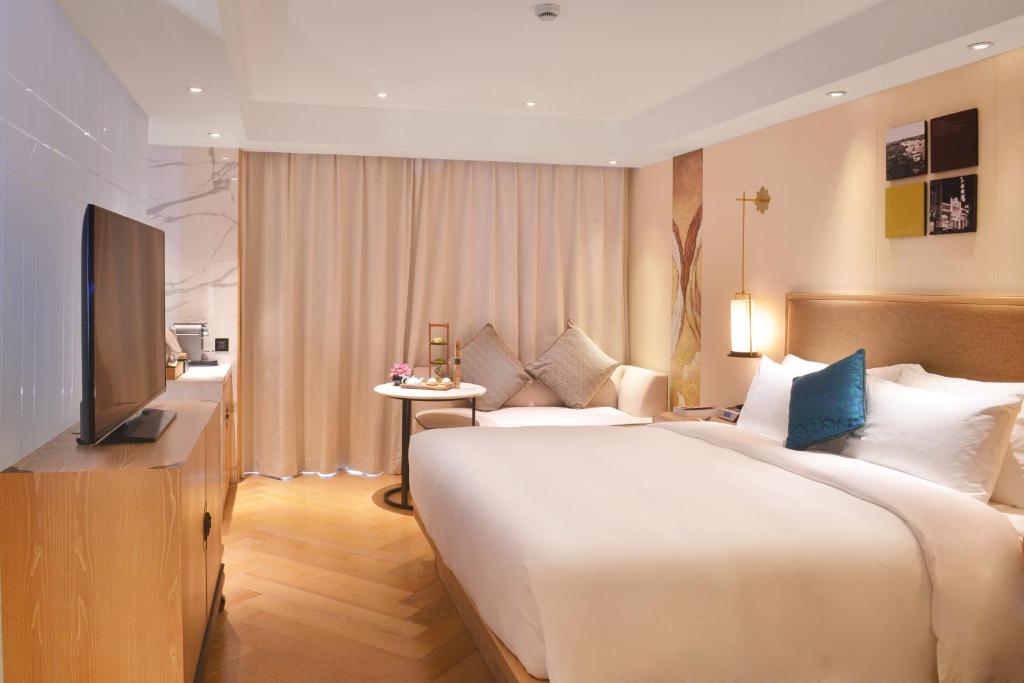 广州广州岭南五号酒店的酒店客房设有一张大床和一台电视。