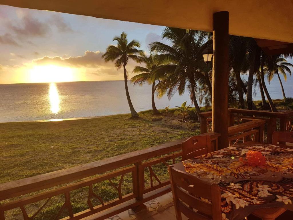 阿鲁坦加Tavake Villa的从度假村的阳台上可欣赏到海景