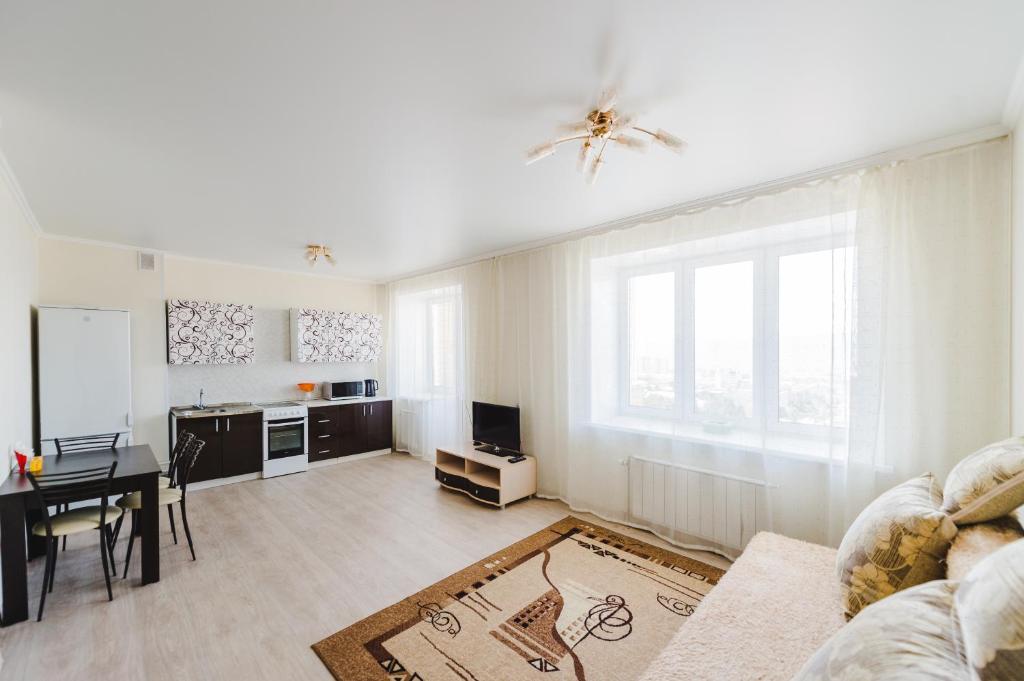 赤塔Dekabrist Apartment Novobylvarnaya 24的客厅配有沙发和桌子