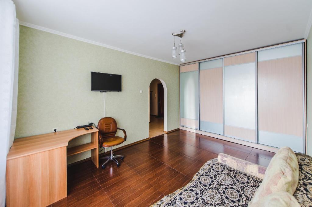 赤塔Dekabrist Apartment Oktyabrskiy 2的客房设有书桌、电视和椅子。