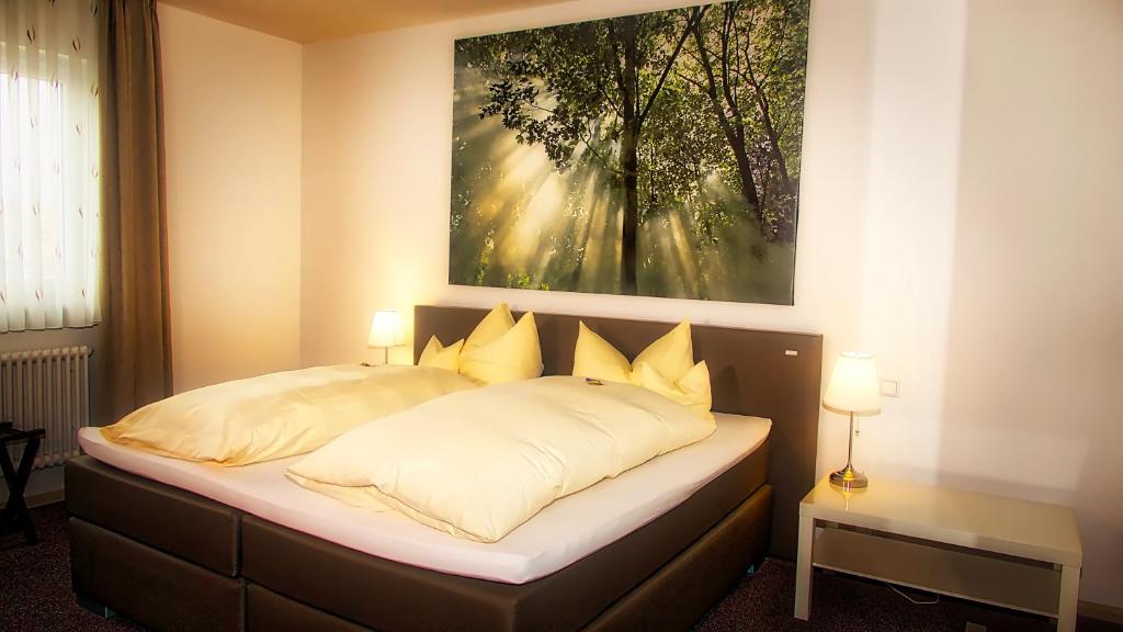 莱茵河畔威尔Fritz Hotel & Restaurant KG的墙上画的一张床上