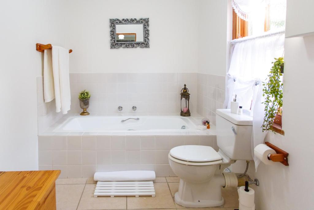 De RustKabbelrus的浴室配有白色浴缸和卫生间。
