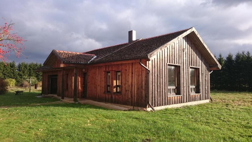 VokaKasteheina kodu的一座小木房子,坐在田野里