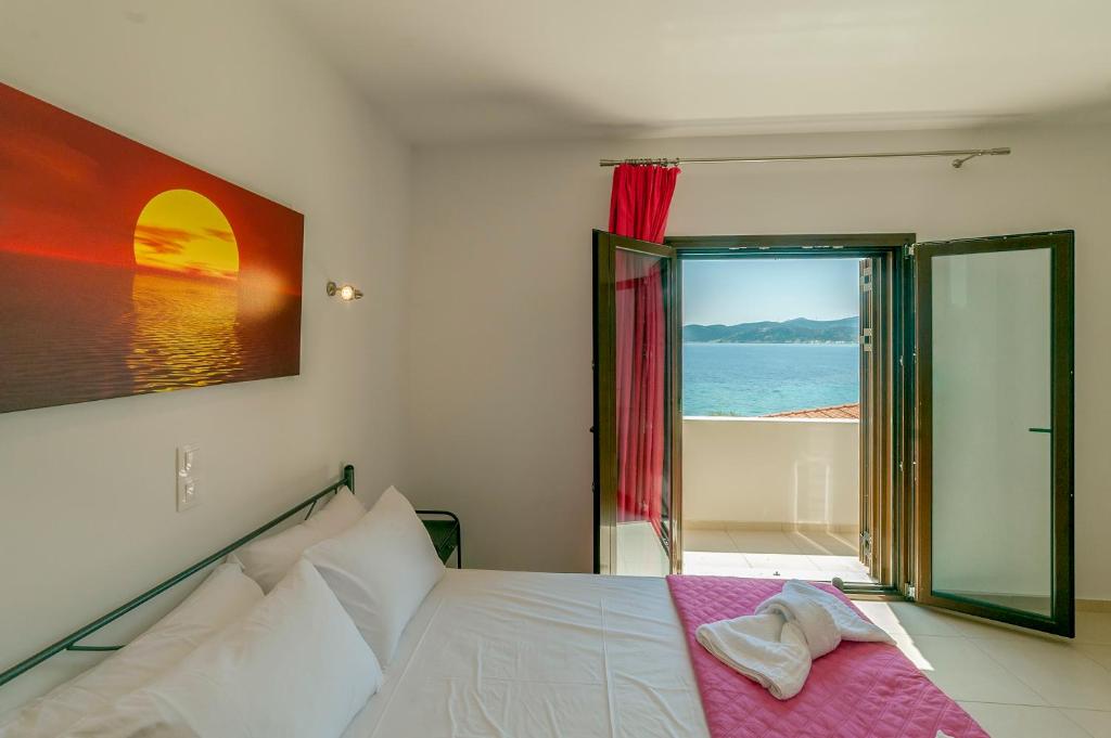 阿约伊阿波斯托洛伊Spela House的一间卧室设有一张床,享有海景
