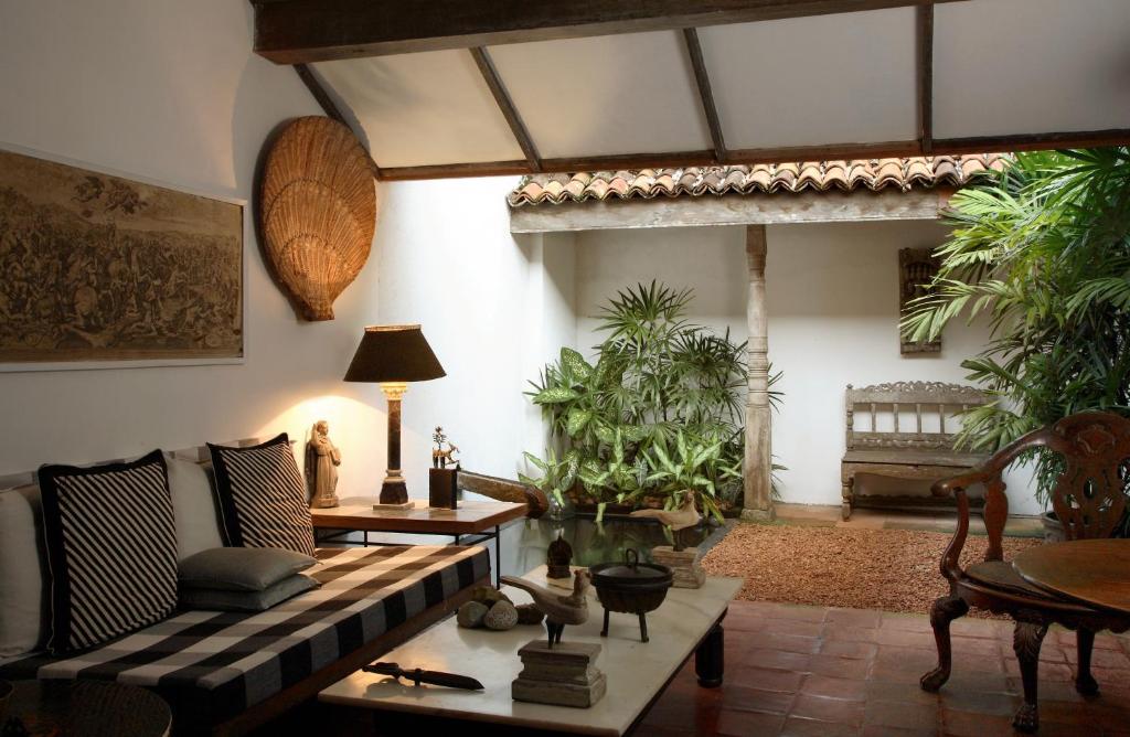 科伦坡Geoffrey Bawa's Home Number 11的客厅配有沙发和桌子