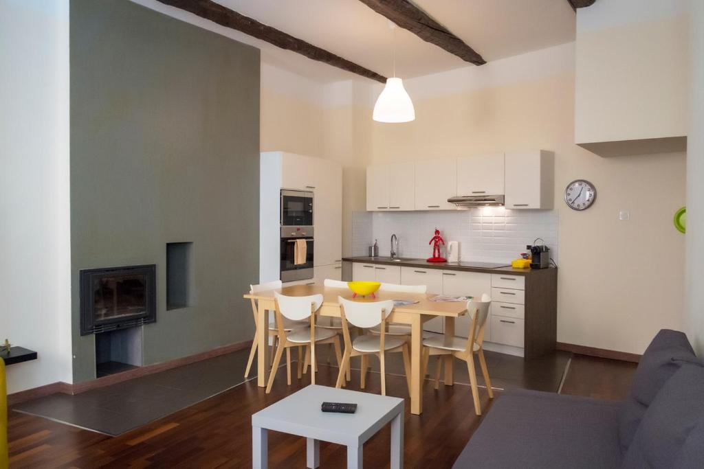 尼斯Magnifiques Appartements au coeur du Vieux Nice的厨房以及带桌椅的用餐室。