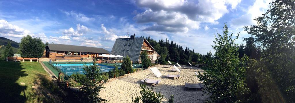 Bahenec巴赫奈克健康酒店的一座带游泳池和大楼的度假村