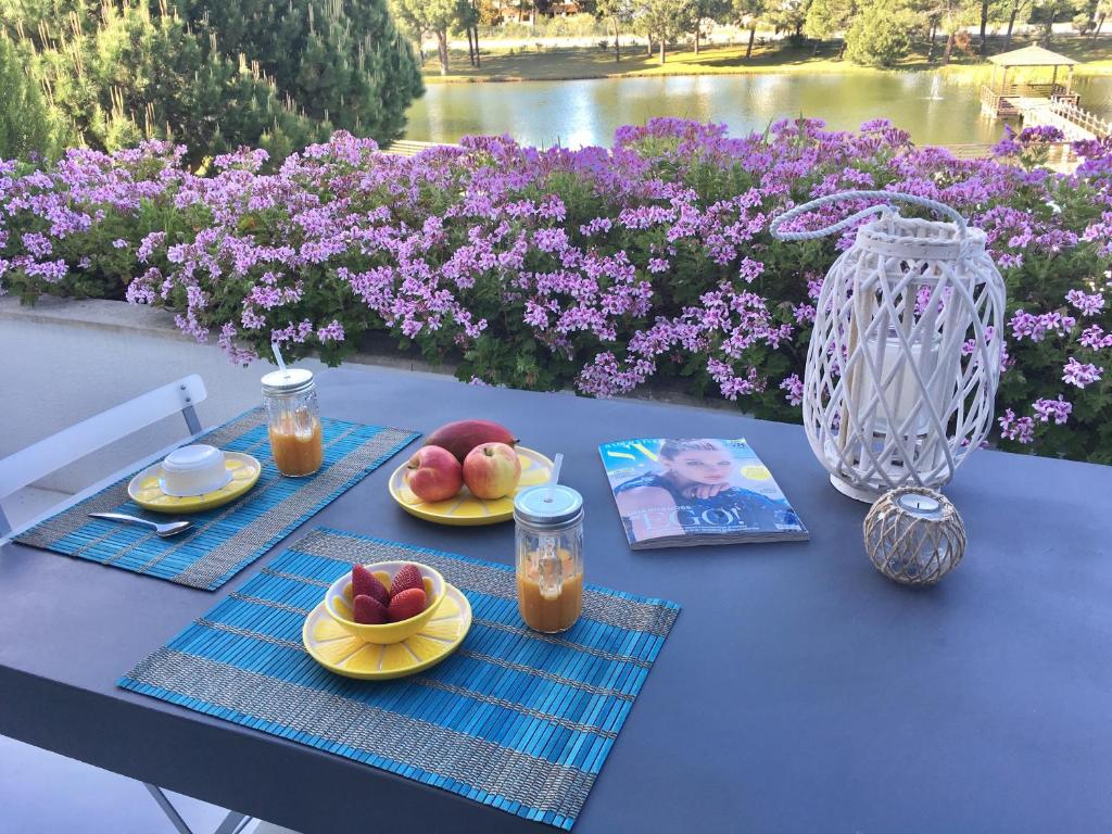 特罗亚Soltroia Beachouse的一张带水果盘的桌子和一本书