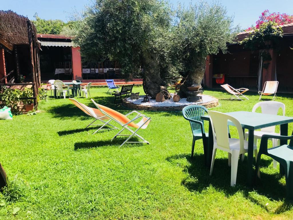 LoceriAgriturismo Su Barraccu的院子里的一组桌椅