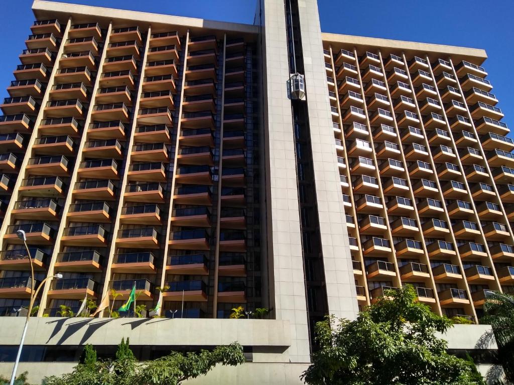巴西利亚Barreto Apart-hotel Kubit的一座带阳台的大建筑