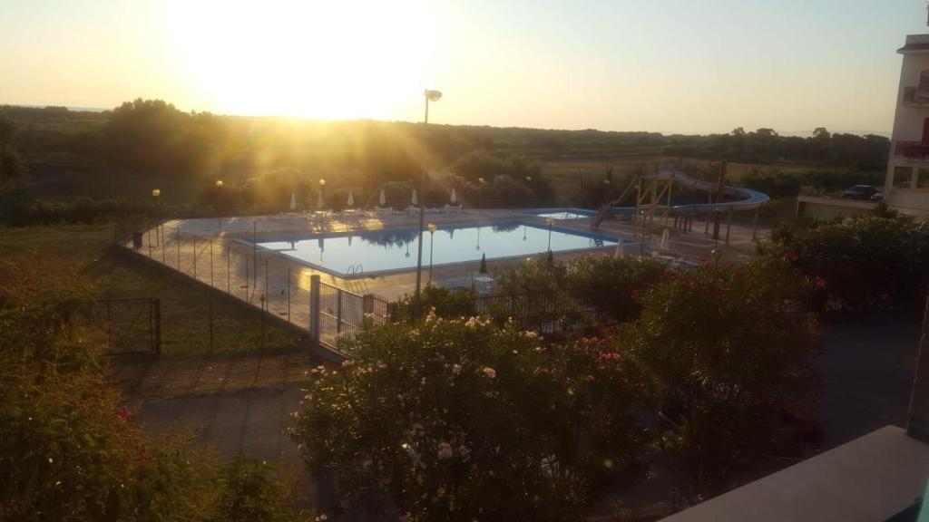 坎波马里诺appartamento Lory的一个阳光明媚的大型游泳池