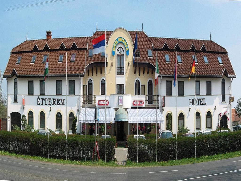 Balástya奥切德酒店的街道边的大建筑