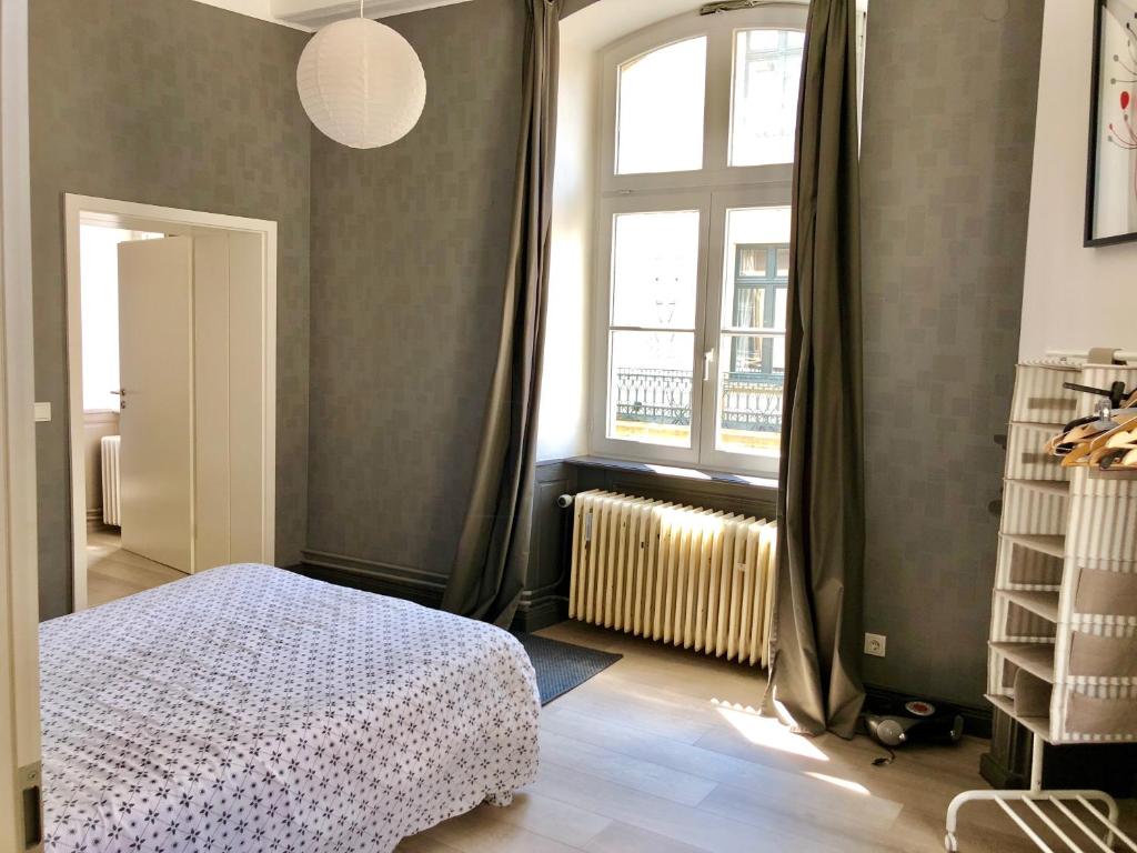 卢森堡Urban apartment, in the nightlife area!的一间卧室设有一张床和一个窗口