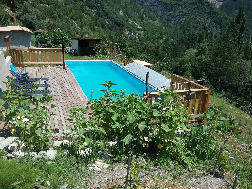 RigaudL'arberc的一座带木甲板的游泳池,毗邻一座山