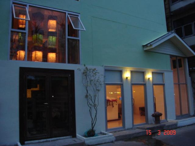 曼谷卡塞特旅馆的建筑前方有窗户和门