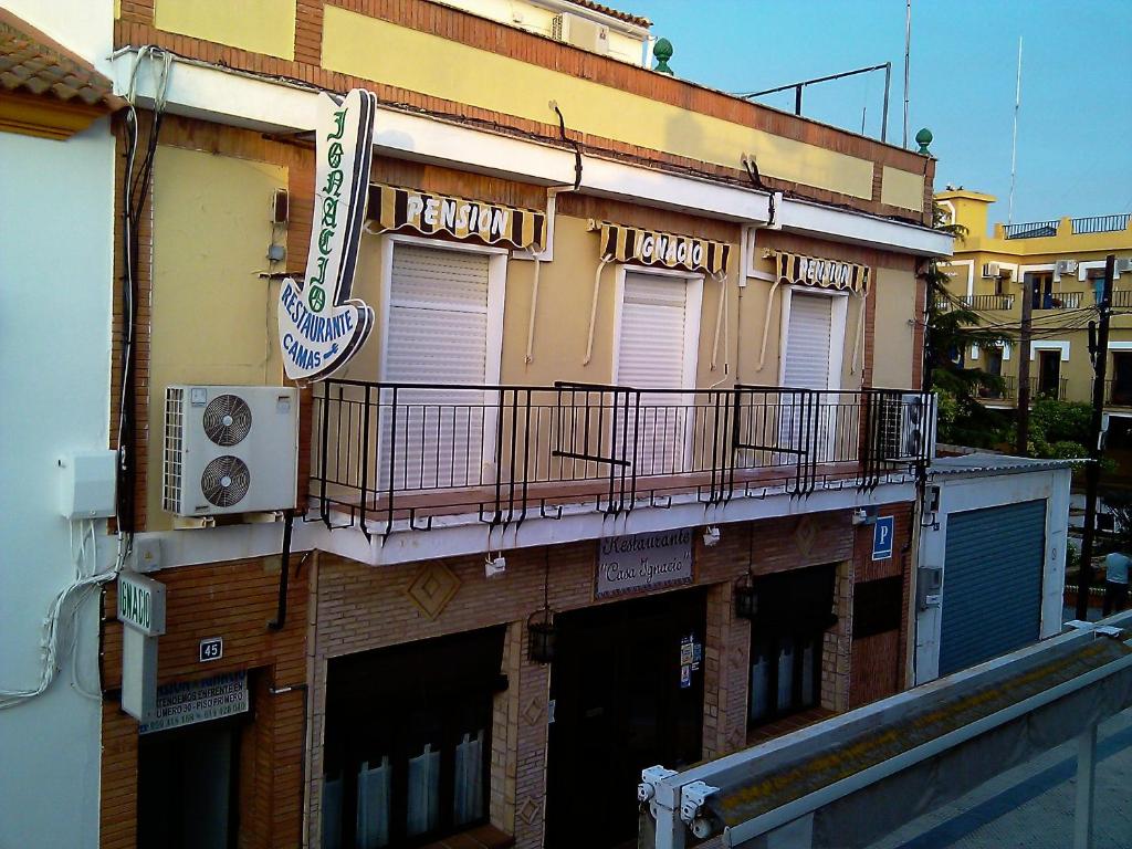 阿尔哈拉克伊格纳西奥旅馆的一侧带阳台的建筑