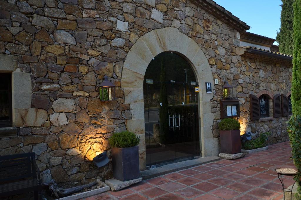 巴古尔加利纳马斯科曼廓酒店的石墙石建筑的入口
