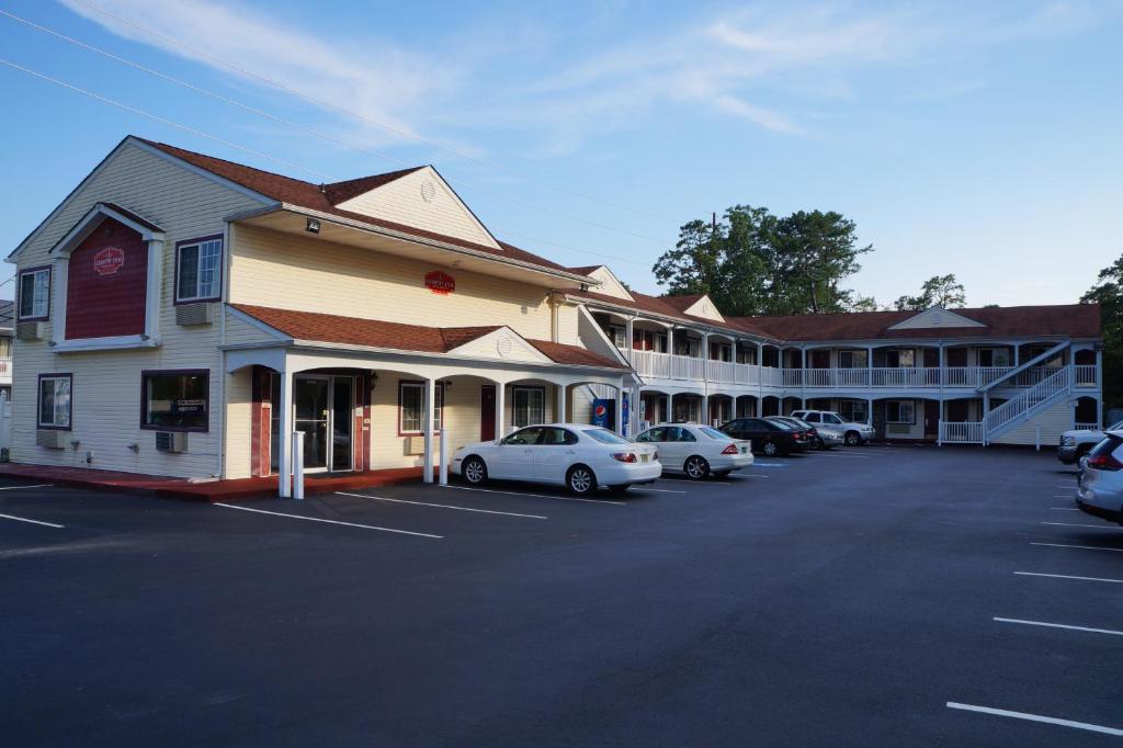 加洛韦Country View Inn & Suites Atlantic City的汽车旅馆前设有停车场,可停放汽车
