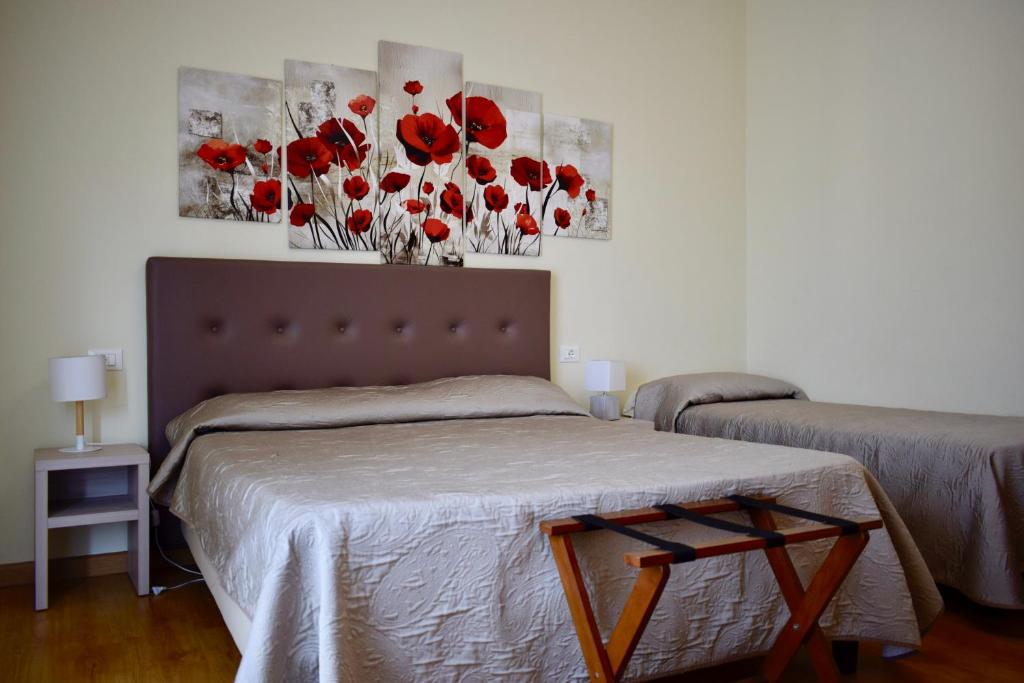 加尔达兰特纳住宿加早餐旅馆的卧室配有一张挂着红色鲜花的床。