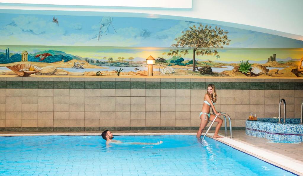 赫维兹假日俱乐部酒店的游泳池里的男人和女人