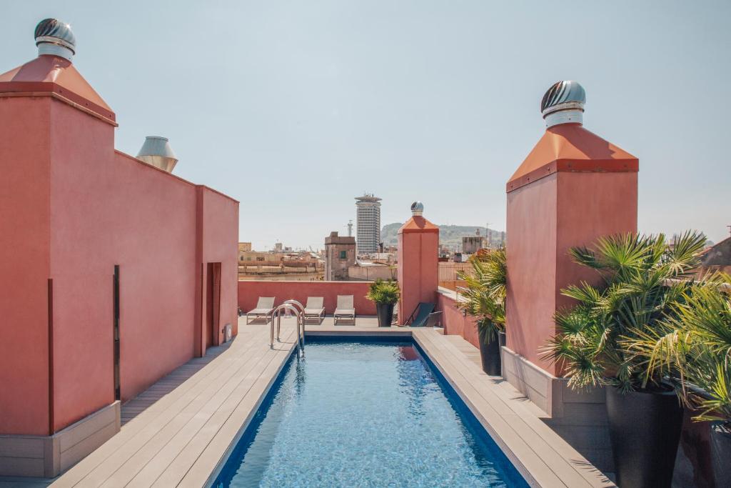 巴塞罗那阿莱4* 公寓式酒店的建筑物屋顶上的游泳池