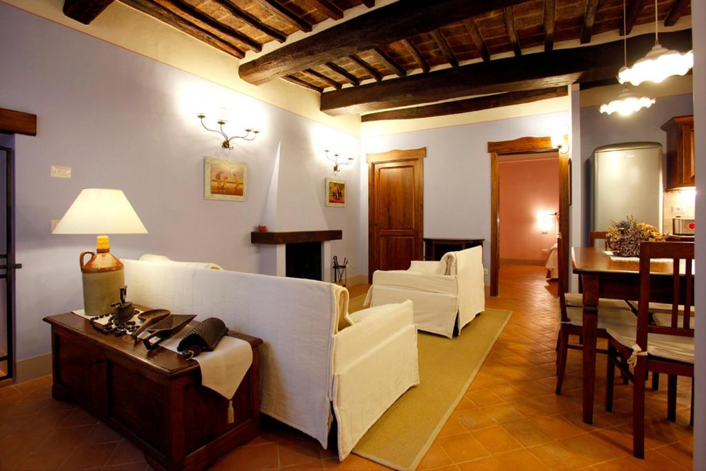 特拉西梅诺湖畔帕西尼亚诺casa vacanze passignano的客厅配有白色家具和桌子