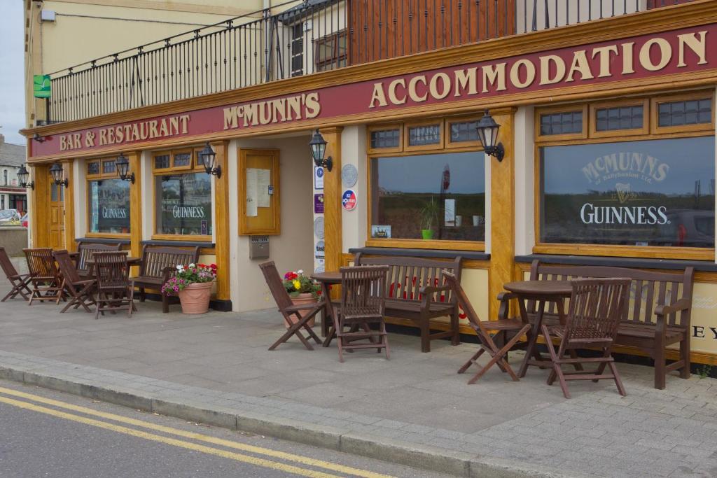 巴利巴宁McMunns of Ballybunion的餐厅外的一排桌椅