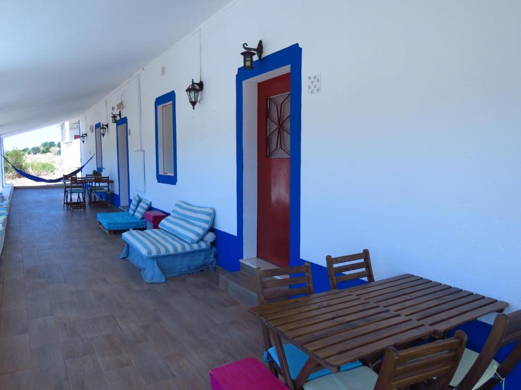马林堡Vale do Boto-Quinta com 3 casas的一间拥有蓝色墙壁和一张木桌及椅子的用餐室