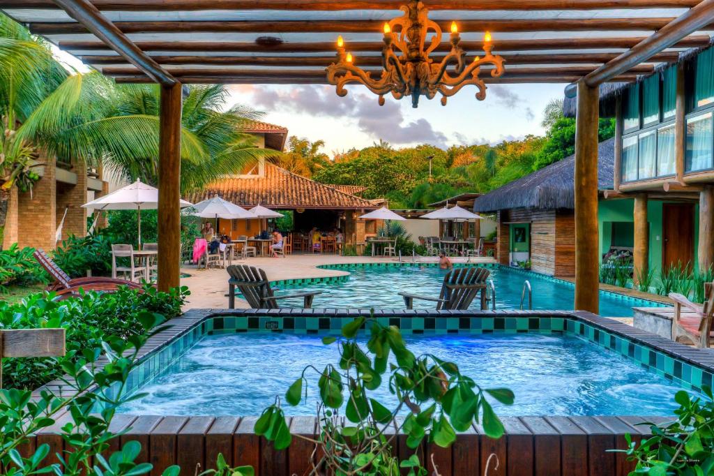 伊塔卡雷特拉宝儿精品酒店的一座带吊灯的度假村内的游泳池