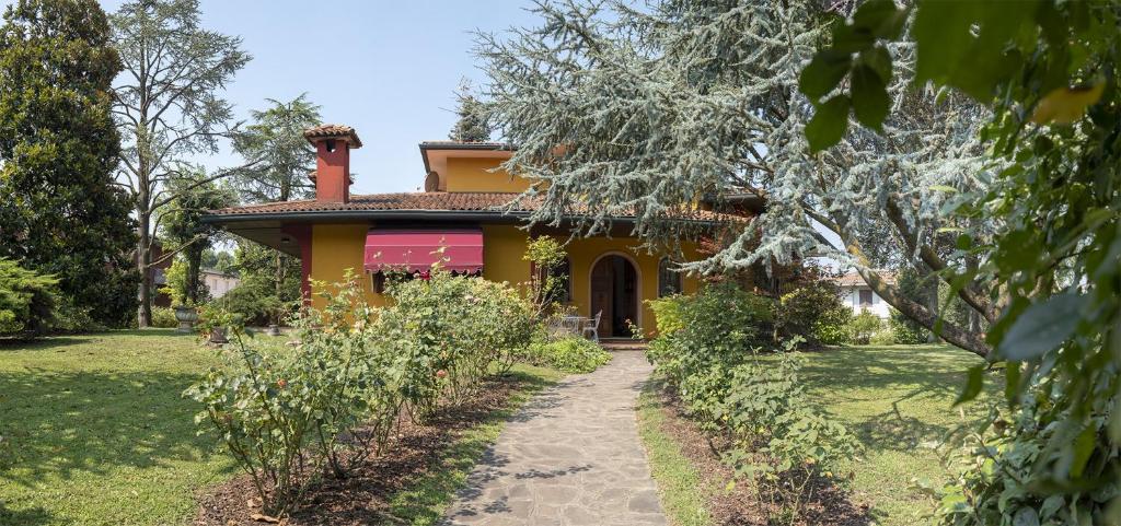 莱尼亚戈Villa Brama的前面有小路的房子