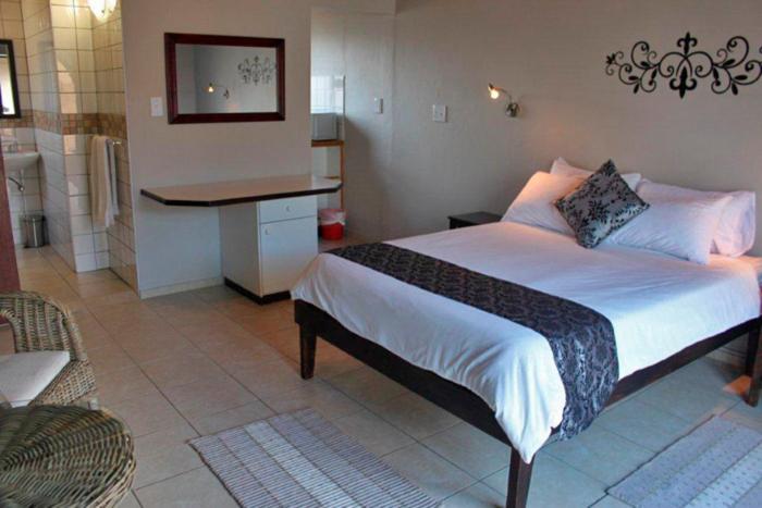 鲸湾港Lagoon Chalets的一间卧室配有一张床和一张书桌