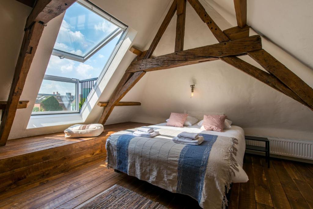 根特Friday Gent的一间卧室设有一张床和一个大窗户