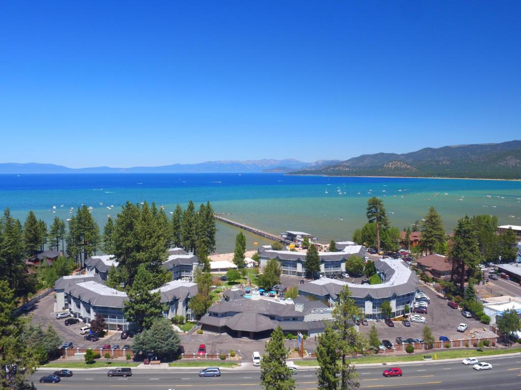 南太浩湖Beach Retreat & Lodge at Tahoe的享有度假胜地的空中湖景