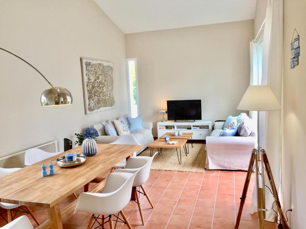 松塞拉德马里纳Villa BEACH&OCEAN的客厅配有桌子和沙发