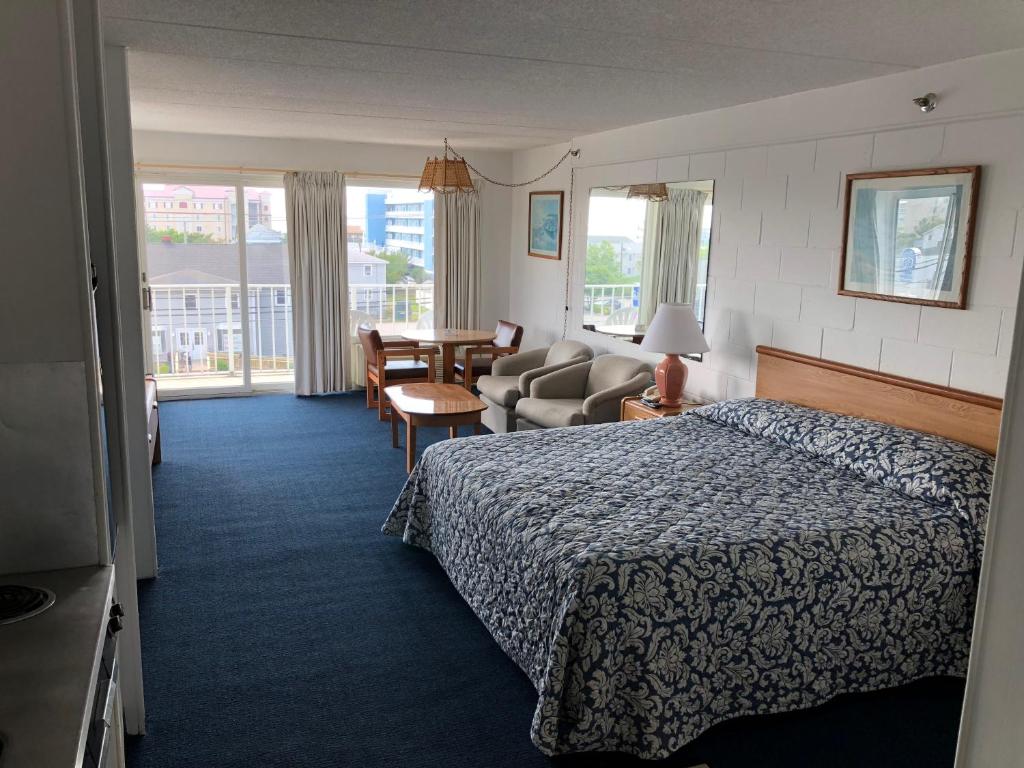 大洋城Beachcomber Motel的酒店客房设有床和客厅。