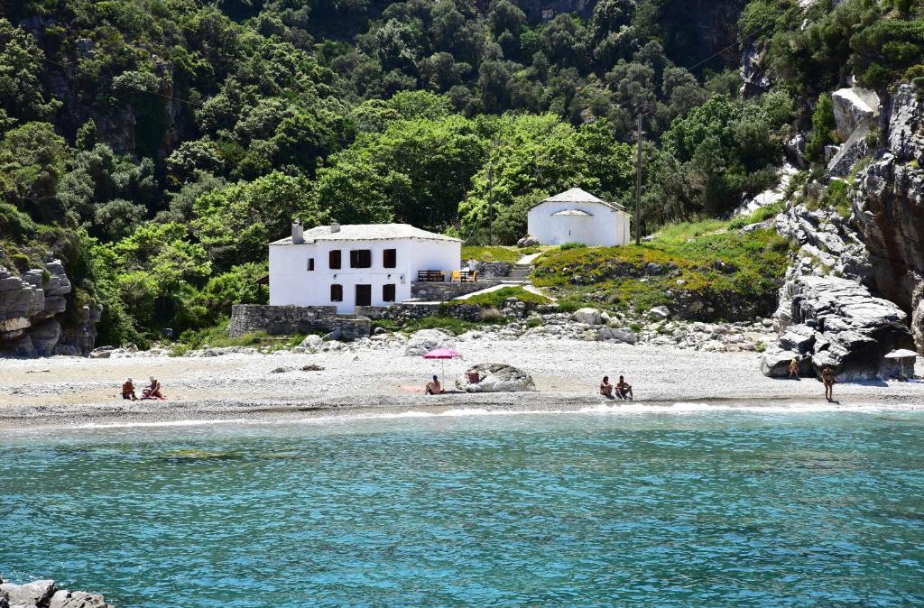 米洛帕莫斯Mylopotamos Beach House的一群人,在海边