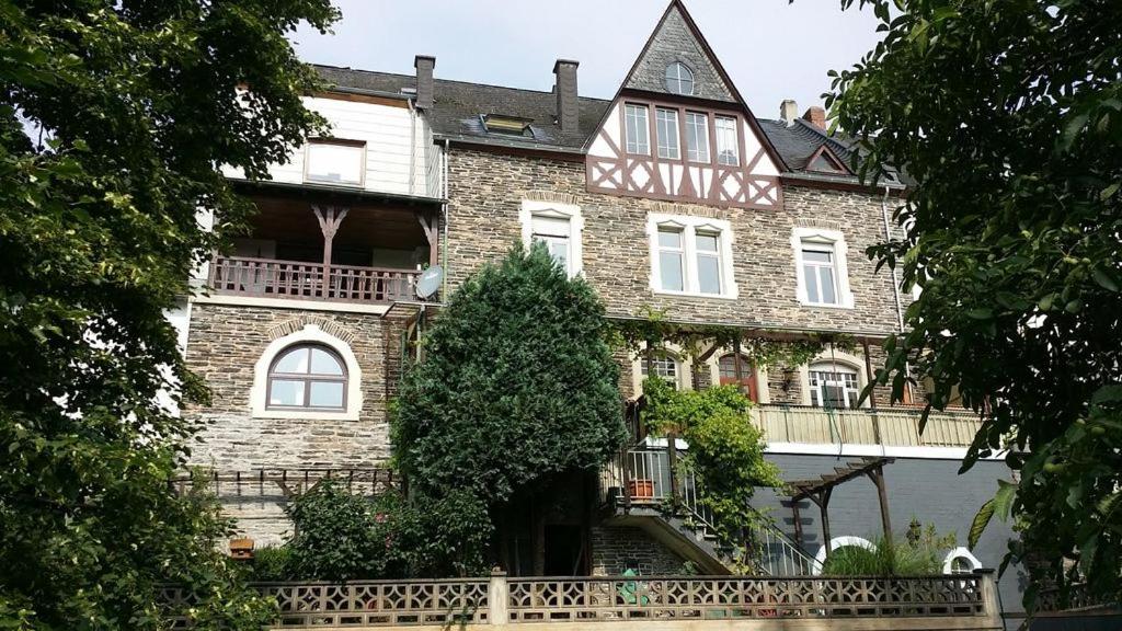 于尔齐希'Ferienhaus Mosel' mit kostenfreien ÖPNV-Ticket的一座大型砖砌建筑,上面设有阳台