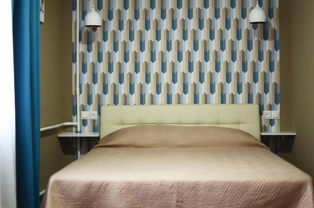 切尔尼戈夫Apartment near Megacenter的一间卧室配有一张带 ⁇ 形墙的床